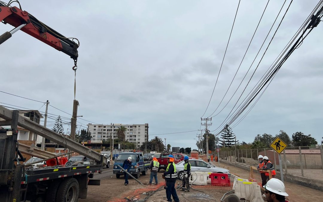 Avanzan trabajos en acceso a Azapa con traslado y retiro de postación eléctrica  