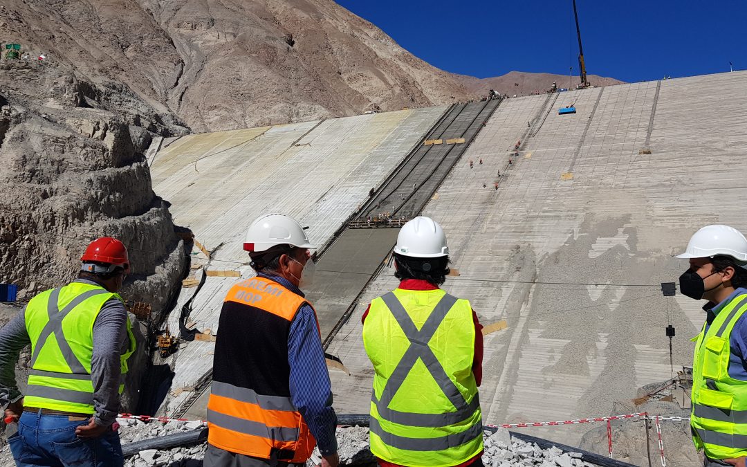 Autoridades de Gobierno inspeccionan 87 % de avance de obras de construcción del embalse de Chironta