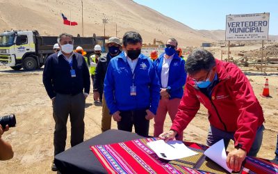 Alcalde y seremi MOP firman convenio para habilitar y mejorar conectividad en deteriorado camino de acceso al vertedero municipal