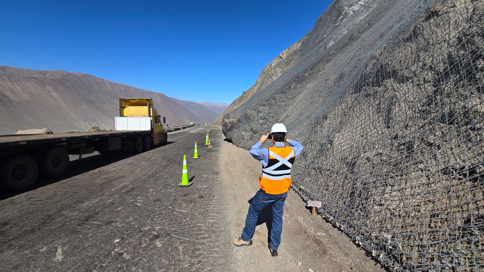 Mallas metálicas contienen desprendimiento de material en cuesta Chinchorro